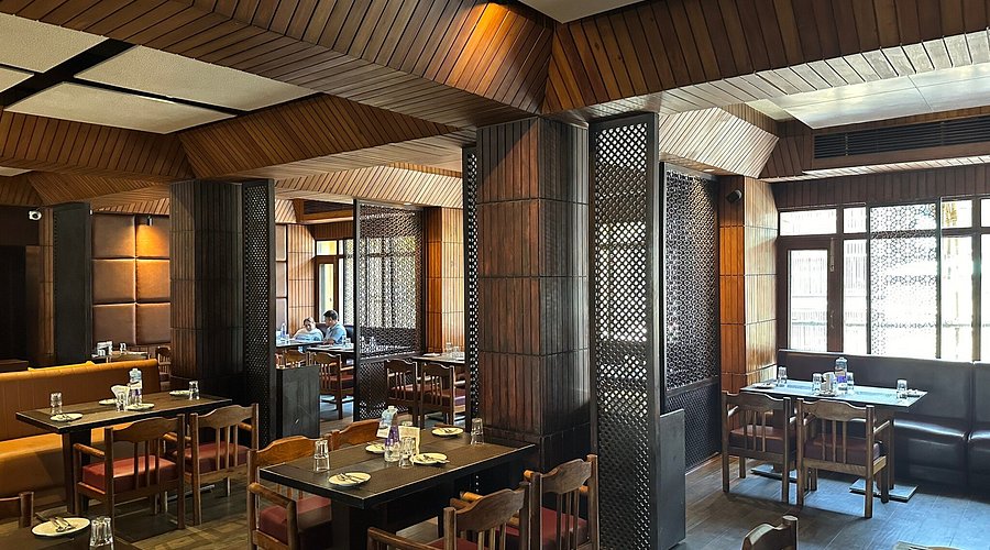 Ahdoos Restaurant Srinagar: A Culinary Legend