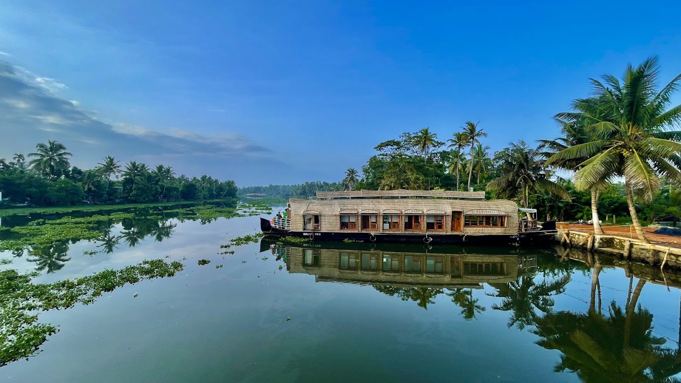 Alappuzha Houseboat Guide: Routes, Stay Types, Costs, and Booking Mistakes to Avoid