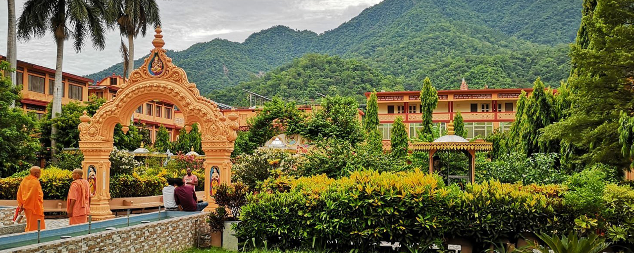 Best Ashrams in Rishikesh: Stay, Yoga, and Booking Tips