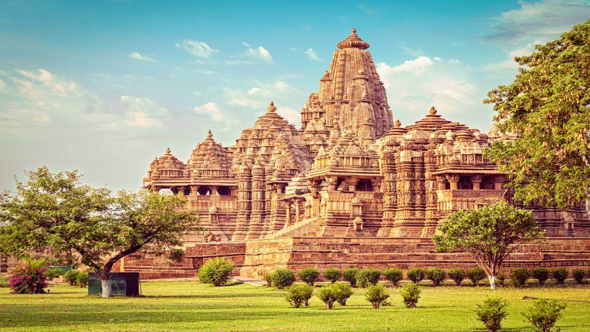 Famous Things of Madhya Pradesh: Culture, Food & Local Crafts