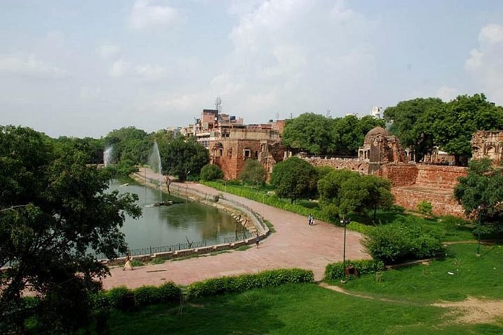 Hauz Khas Village Delhi: Cafes, Nightlife & Shopping Streets