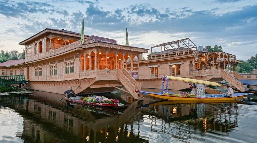 Houseboats in Srinagar Guide: How to Choose, What to Expect, and Smart Stay Planning