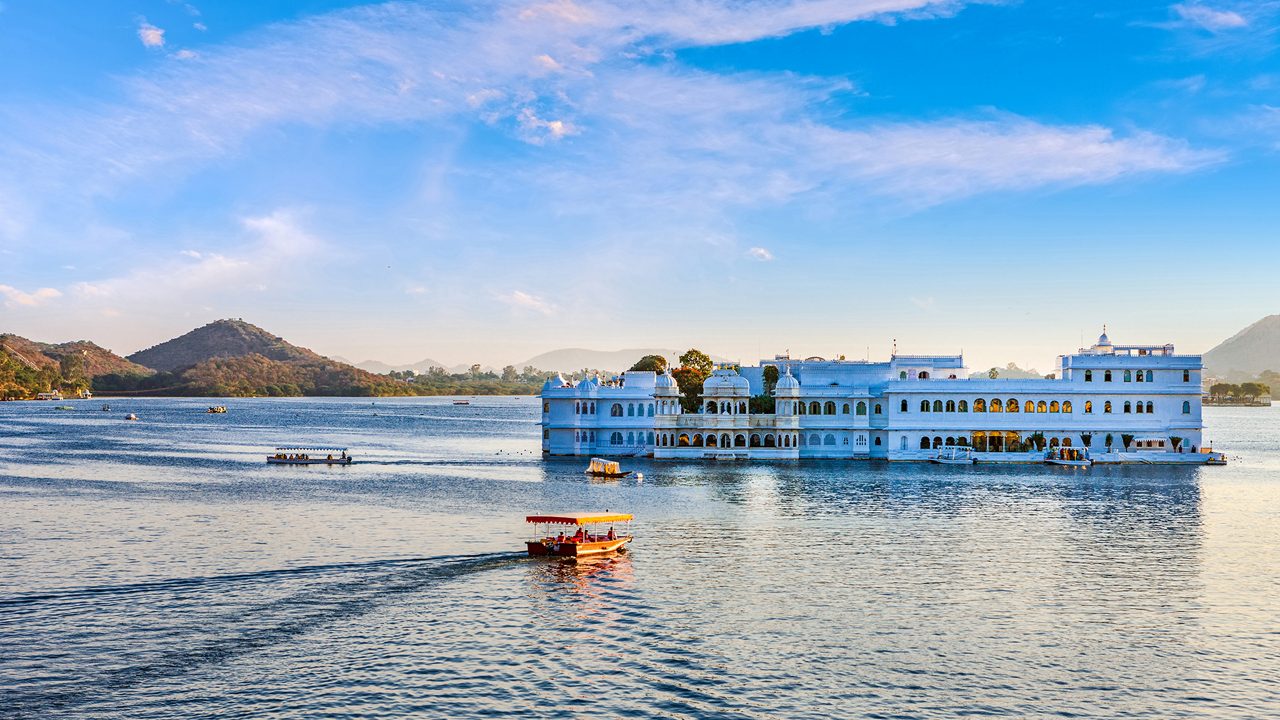 Lake Pichola Udaipur: Boat Ride Timings, Ticket Price & Sunset Points