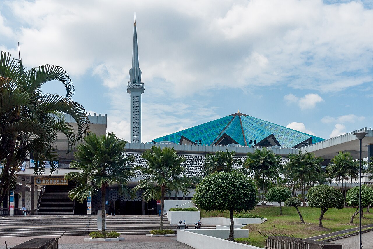 National Mosque Kuala Lumpur: Dress Code, Timings & Visitor Rules