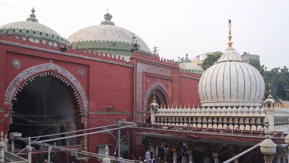 Nizamuddin Dargah Delhi: Sufi Shrine Guide and Timings