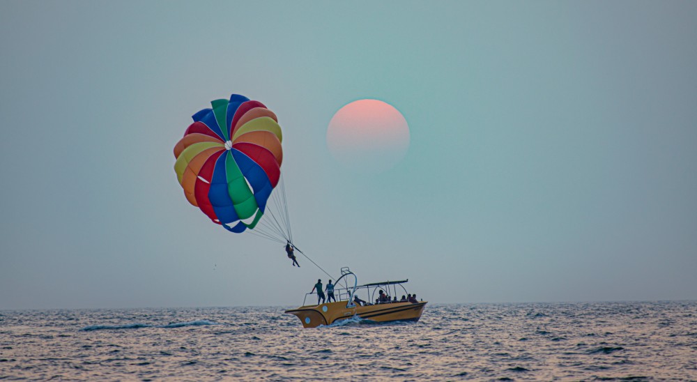Parasailing in Kerala: Beaches, Cost & Safety Standards