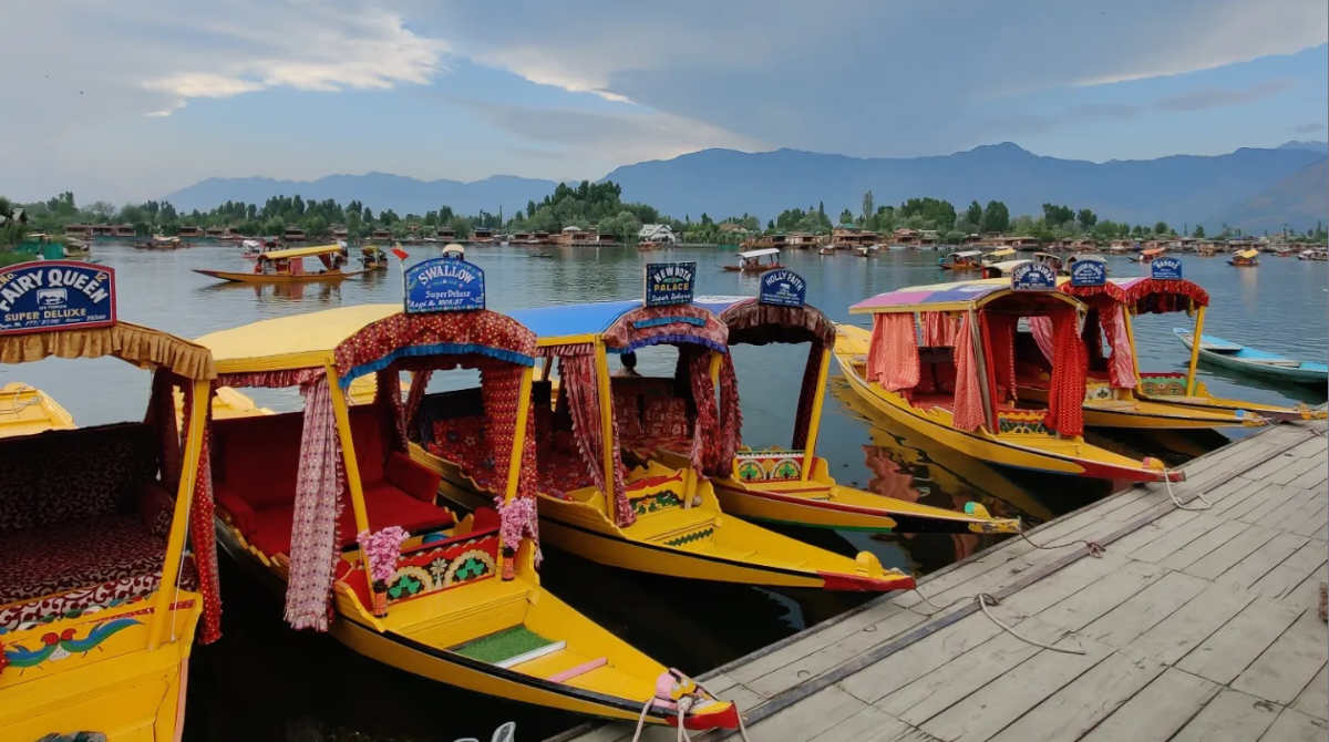 Shikara Ride Kashmir: Best Time, Rates, and Safety Tips