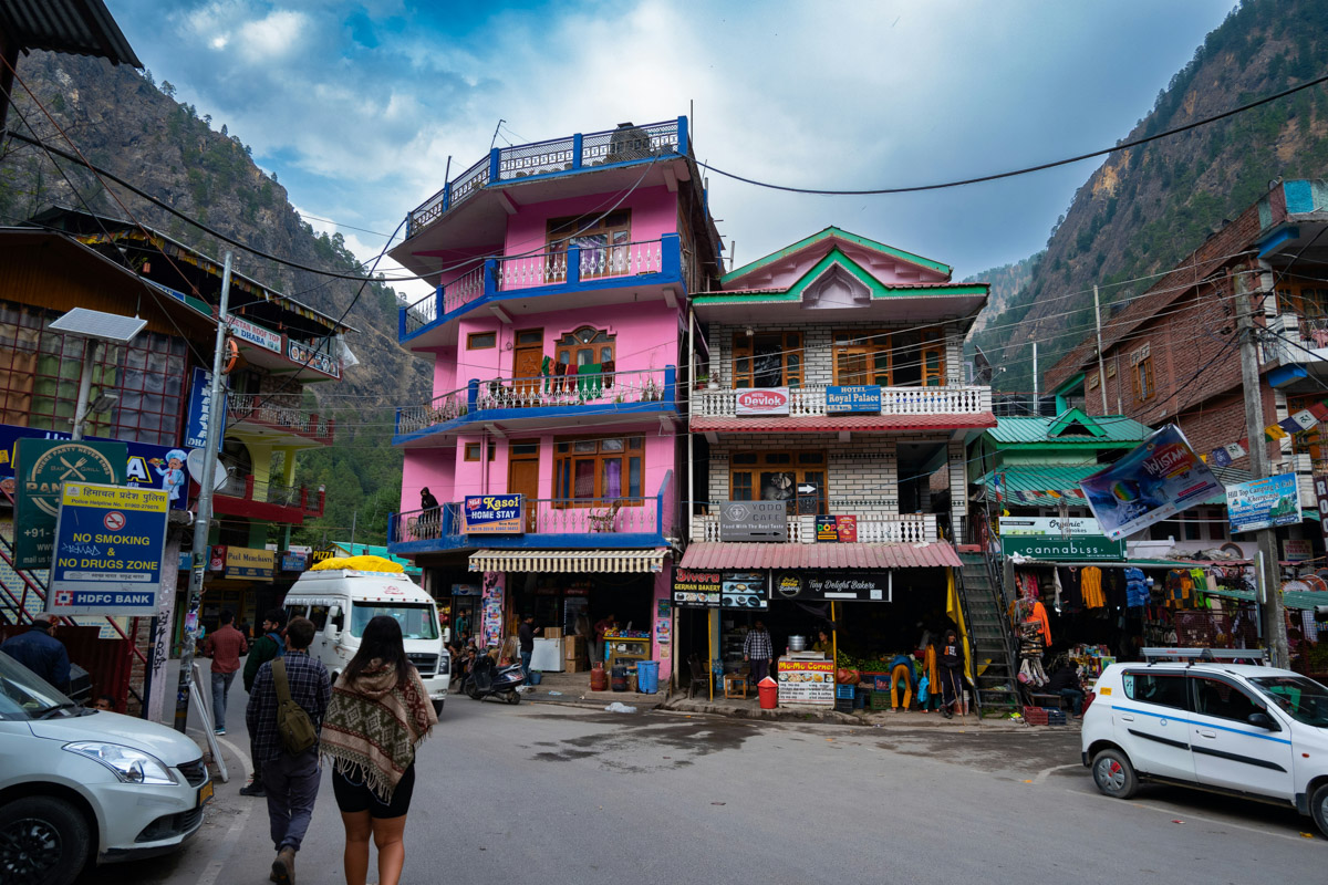 Shopping in Kasol: Flea Markets, Himalayan Crafts & Budget Buys