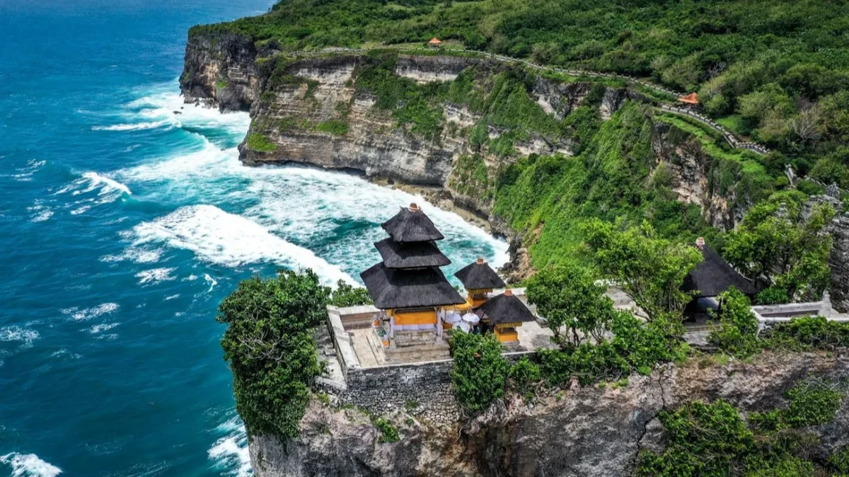 Uluwatu Temple Bali: Sunset Viewpoints, Kecak Show & Entry Tips